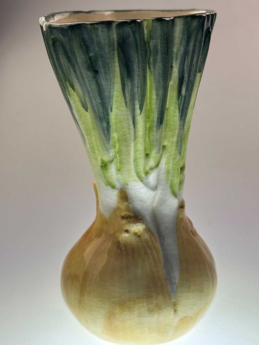 Wazonik ceramika sygnowana cebulka por  wys  13 cm