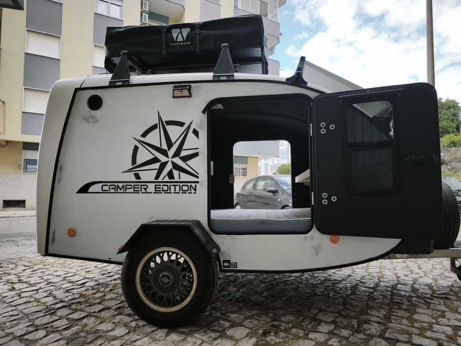 Mini caravana com tenda e sistema offgrid