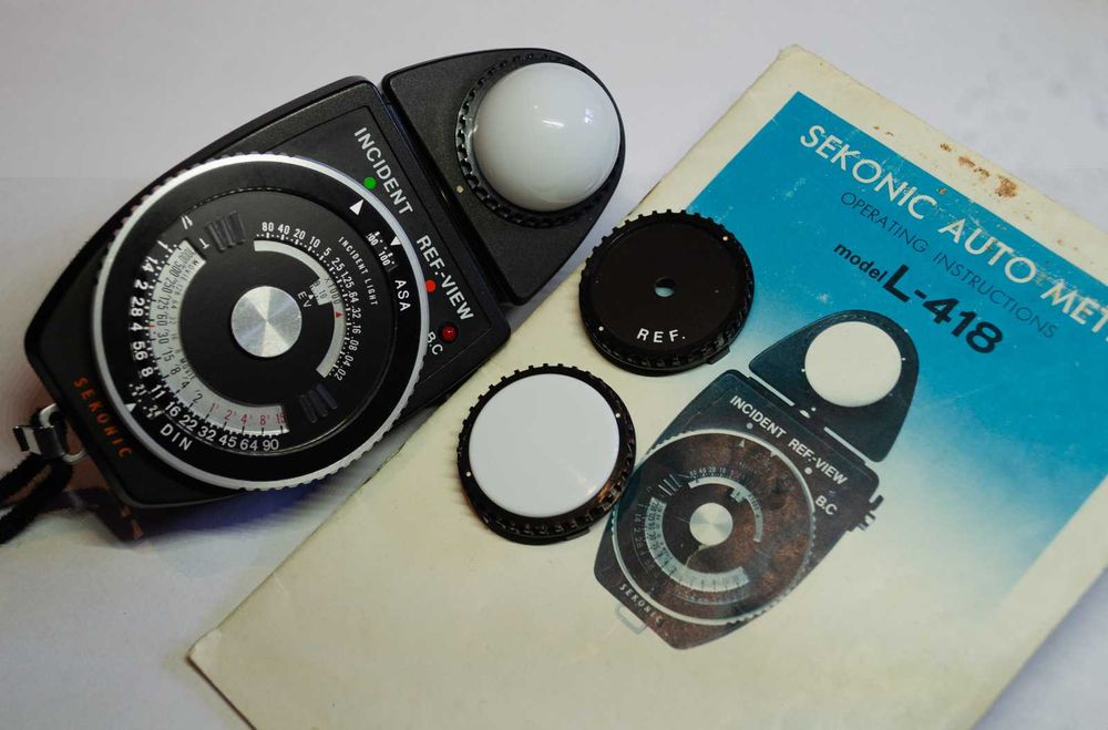Fotómetro Sekonic Auto Meter L-418 com difusores, manual e estojo, a funcionar