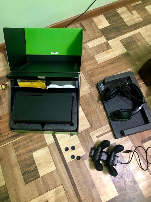 Продам Xbox Series X+ наушники + 2 джойстика с зарядной станцией+ игры ...