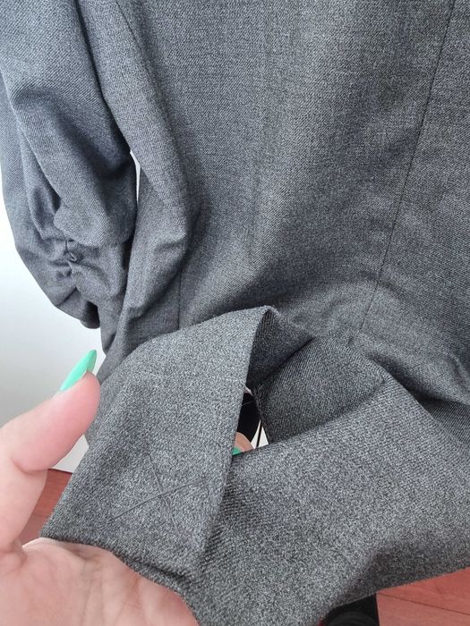 Blazer cinzento com efeito de mangas arregaçadas H&M, tamanho 34