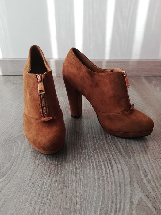Botins novos camurça camel Tam 38