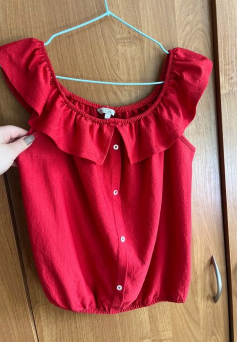 czerwona bluza z krótkim rękawem na lato