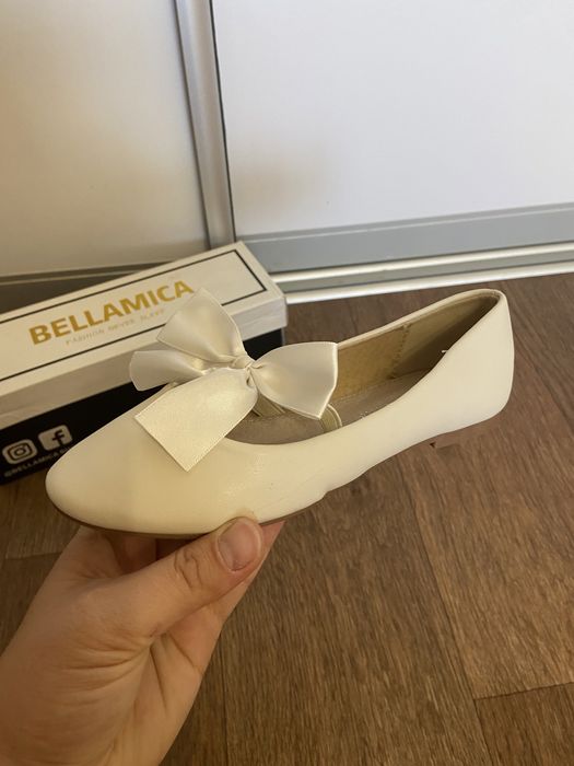 Нові туфлі для дівчинки