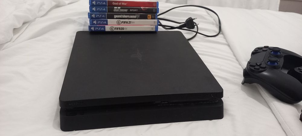 PS 4 Slim 1TB + 5 jogos + 4 comandos