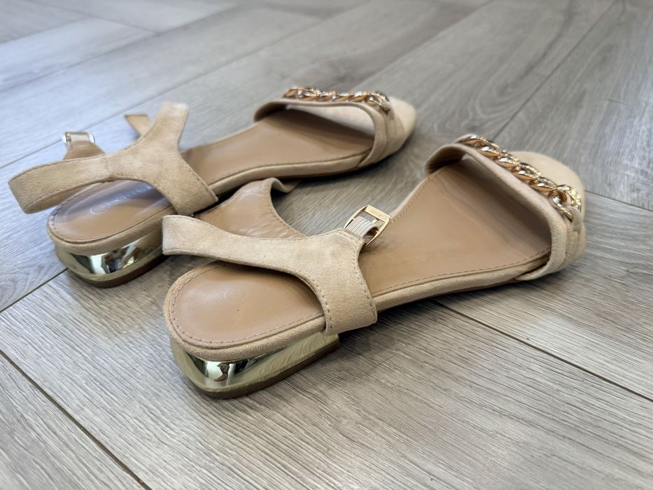 Sandały beżowe ze złotym obcasem i łańcuchem Butik 40