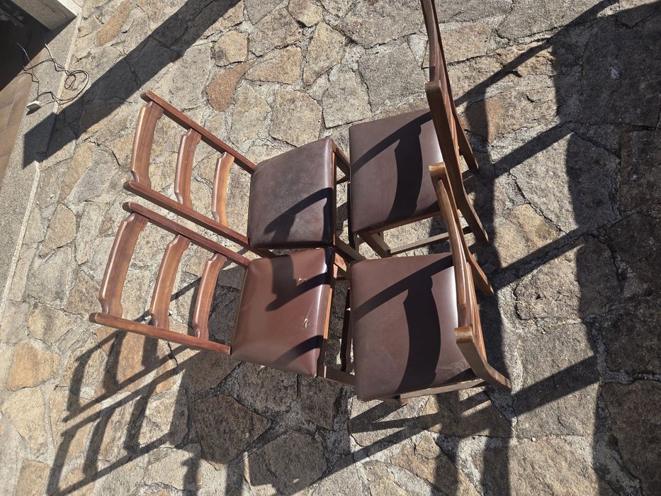 Cadeiras de madeira com acento em pele (4 uni.)