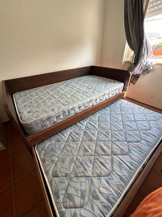 Cama dupla de madeira
