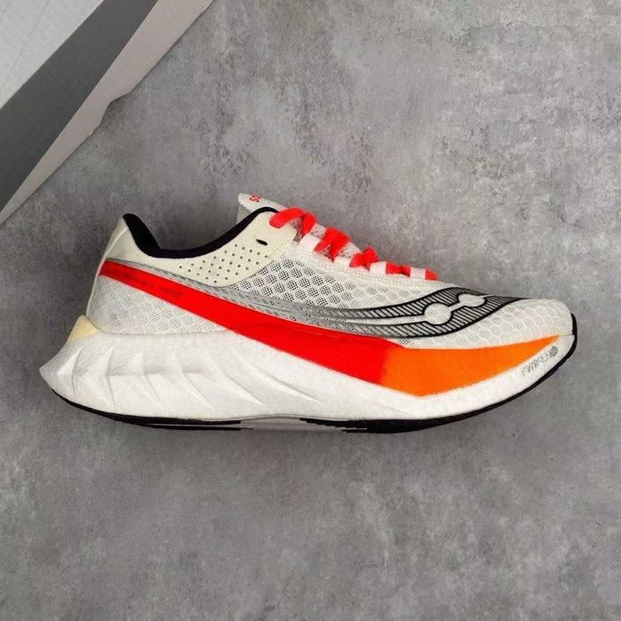 Бігові кросівки Saucony Endorphin pro 4