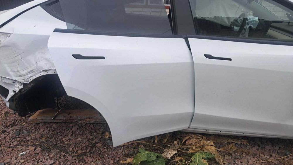 Tesla Model Y Juniper двері передні задні праві ліві рест дорест