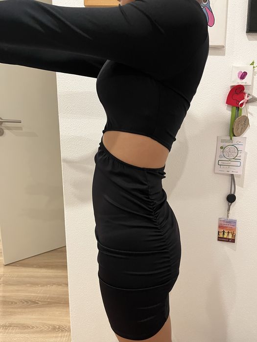 Vestido preto tubo Tiffosi | Justo | Com recorte na barriga