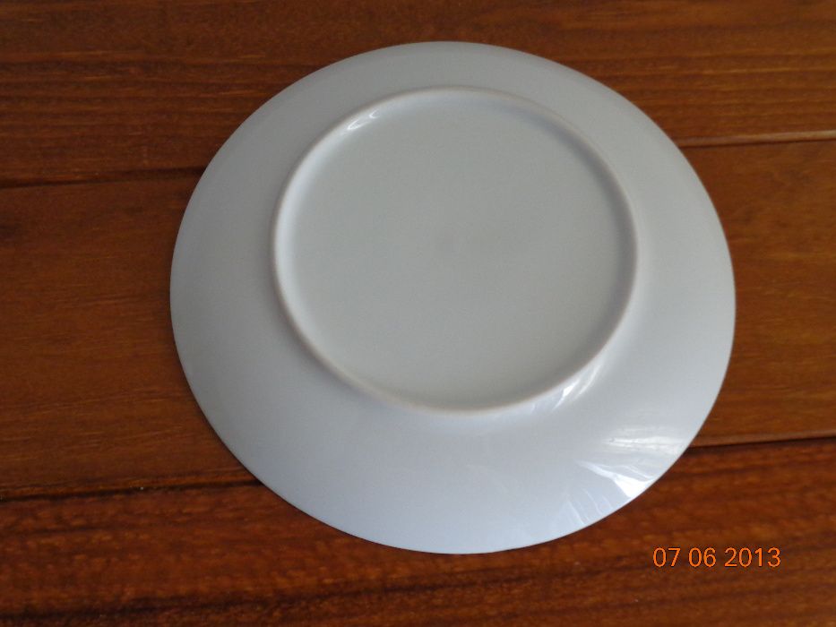 Pratos em porcelana, pintada à mão