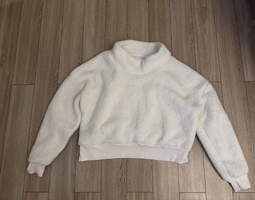 Biała puchata bluza sherpa oversize ze stójką