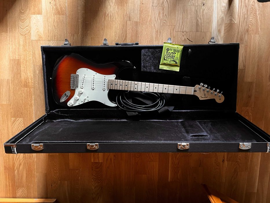 Fender Player Series Strat MN 3TS + Fender Mustang LT40S + Dodatki
