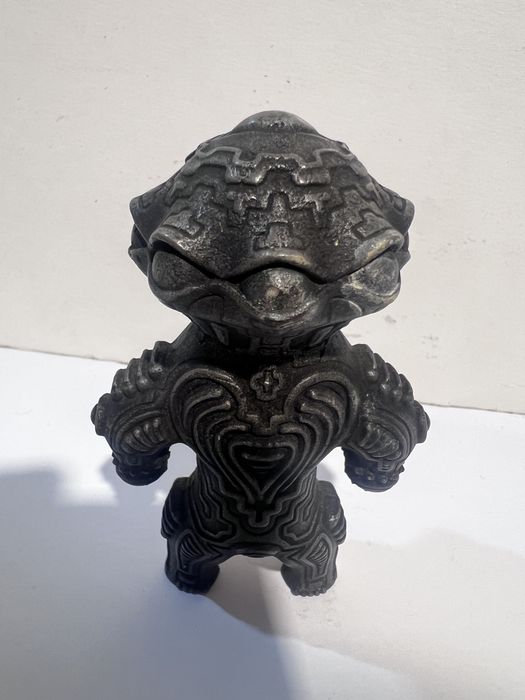 Figura Dogu Shakoki em Metal / Ferro Fundido (~10.5 cm)