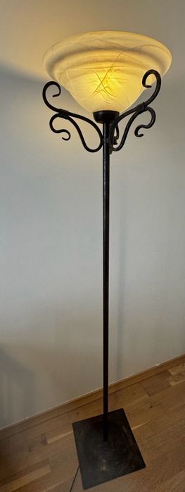 Lampa stojąca metaloplastyka