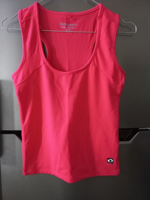 Blusa desportiva nova com cavas
