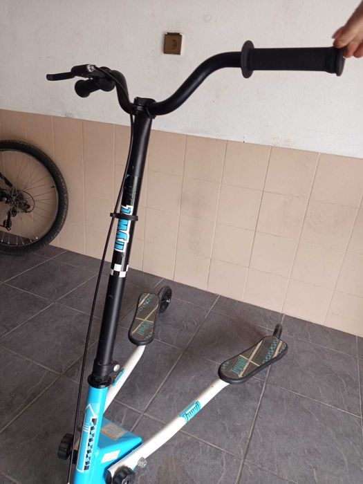 Trotinete de três rodas
