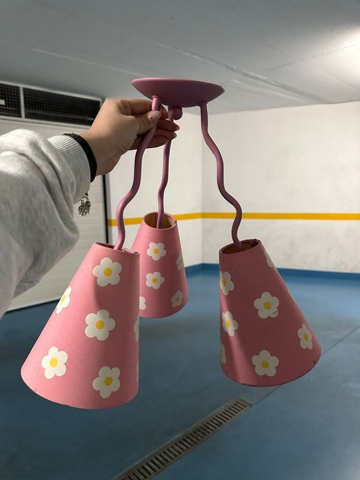 Candeeiro cor de rosa com flores.