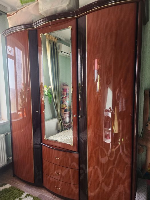 Шкаф 3-дверный глянец с зеркалом — отличное состояние