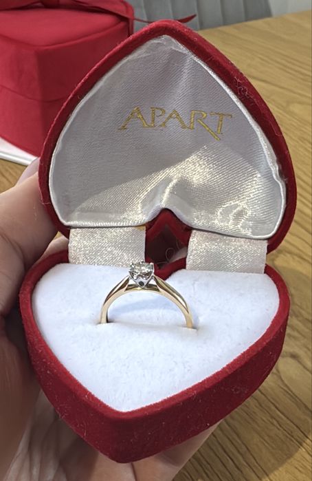 Pierscionek złoty z brylantem r. 17