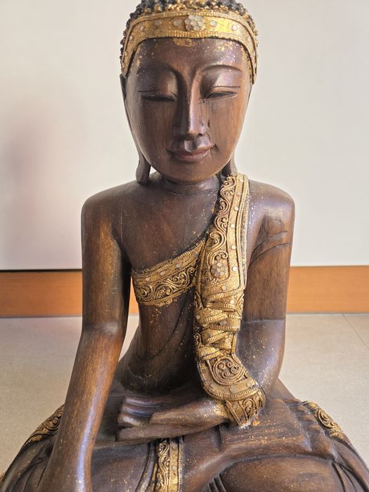 Buddha em madeira maciça