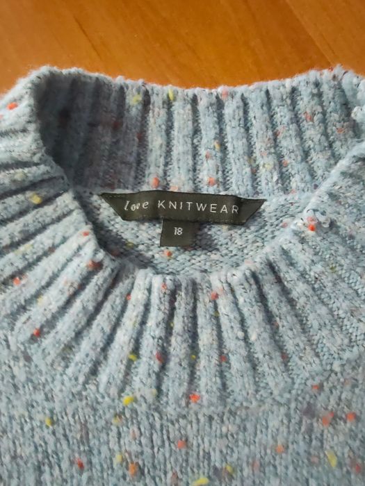 Sweter w kolorze jasnoniebieskim