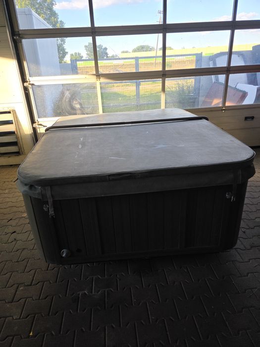 Jacuzzi ogrodowe taras ogrod caloroczne  ocieplone premium sundance spas capri