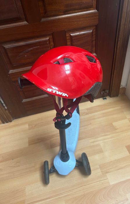 Trotinete de criança com capacete