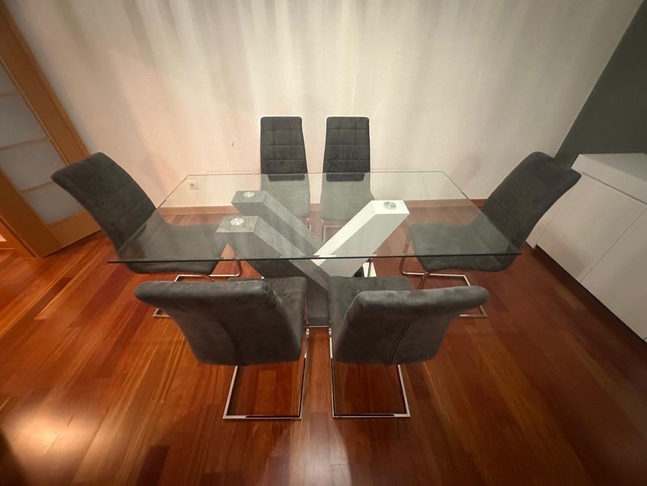 Mesa elegante para 6 pessoas em otimo estado!.