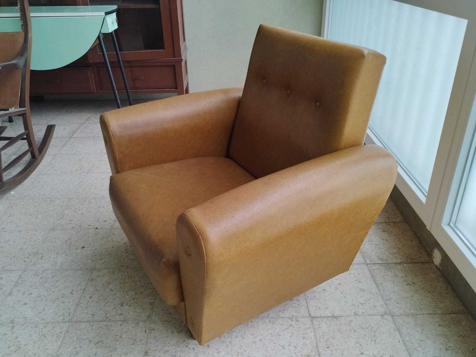 Poltronas individuais estofadas em couro sintético vintage