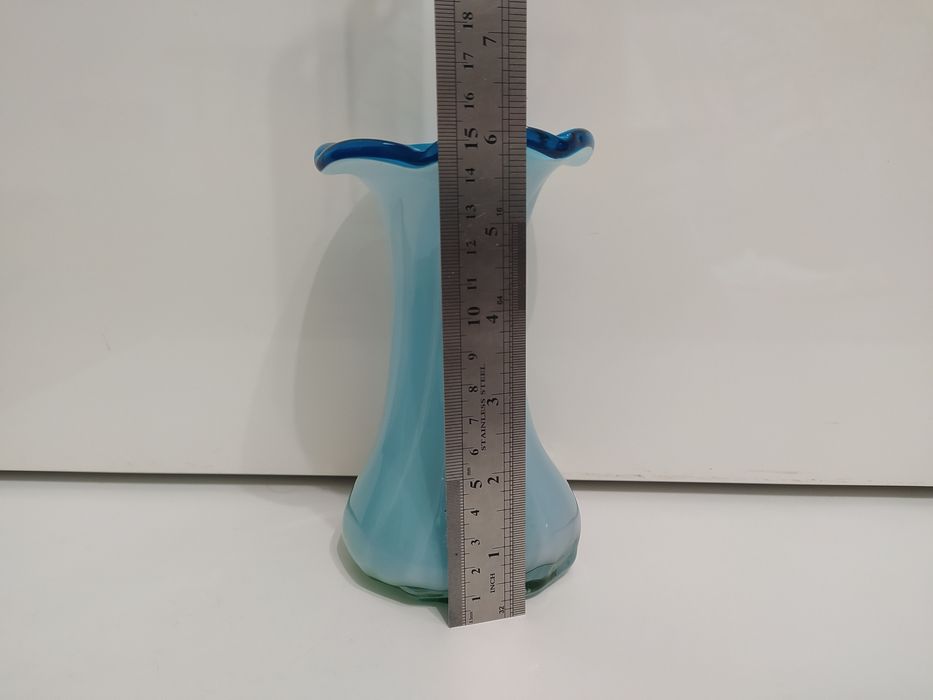 Ваза. Молочне скло. Гутне художнє кольорове скло.