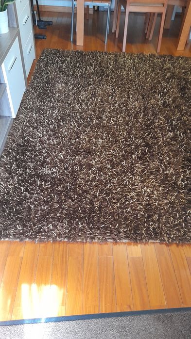 Carpete castanho. 240 cm.
