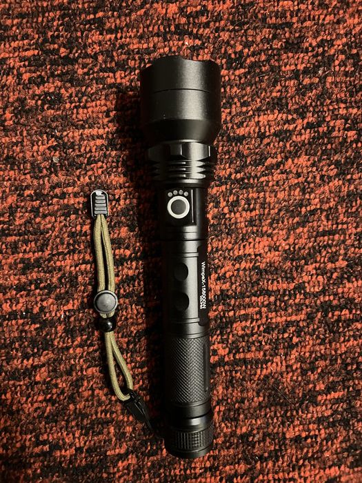 Дуже яскравий ліхтарик