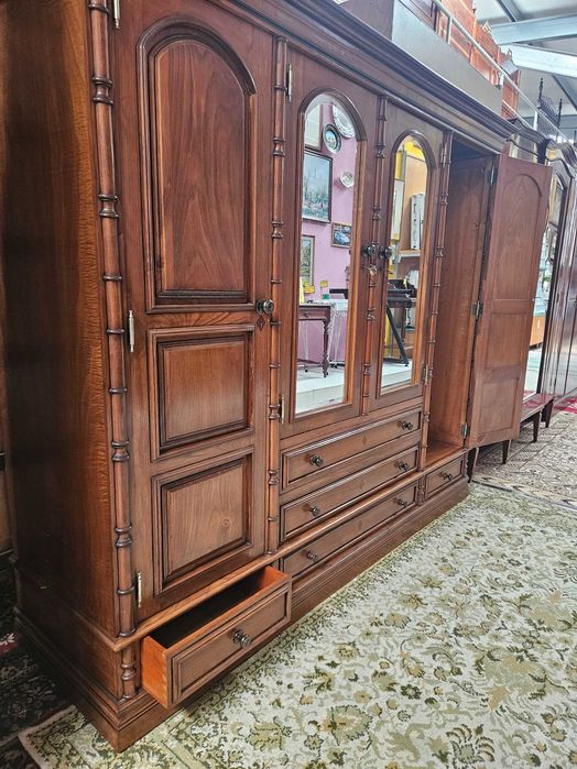 Grande roupeiro em madeira com gavetas e portas em espelho - Bom estado geral