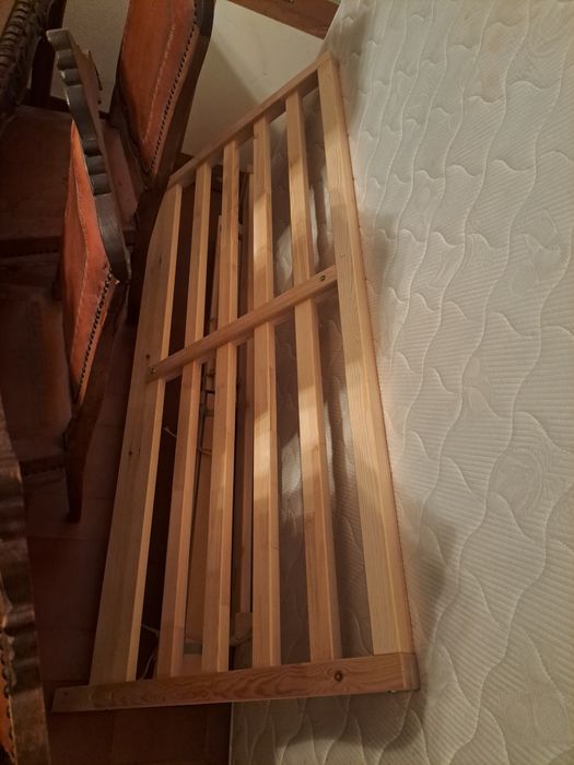 Cama casal  Ikea em pinho com colchão 190 X 140