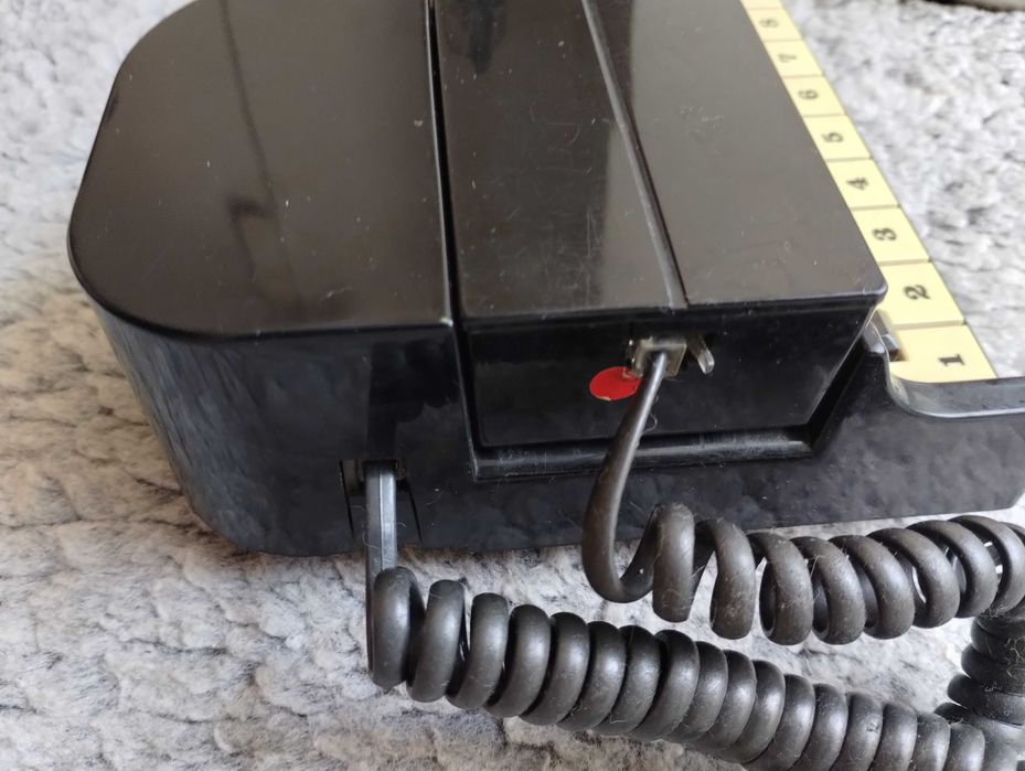Telefon stacjonarny w obudowie fortepianu