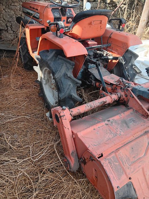 Vendo trator  rubota