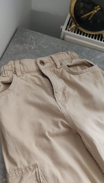 Spodnie bojówki dla dziewczynki podkreślające talię