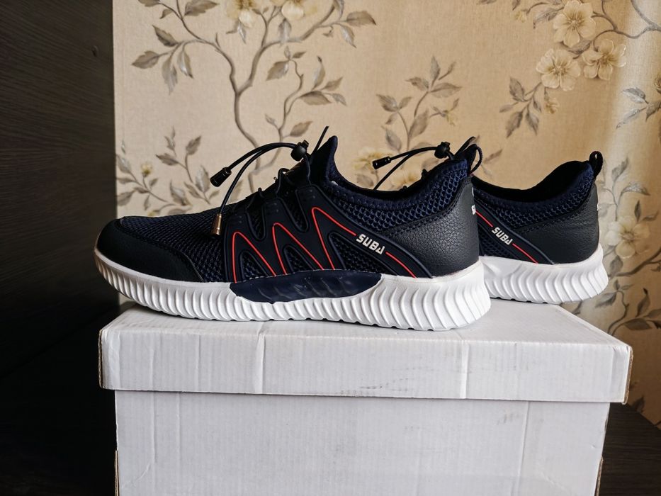 Літні жіночі кросівки 40 розміру