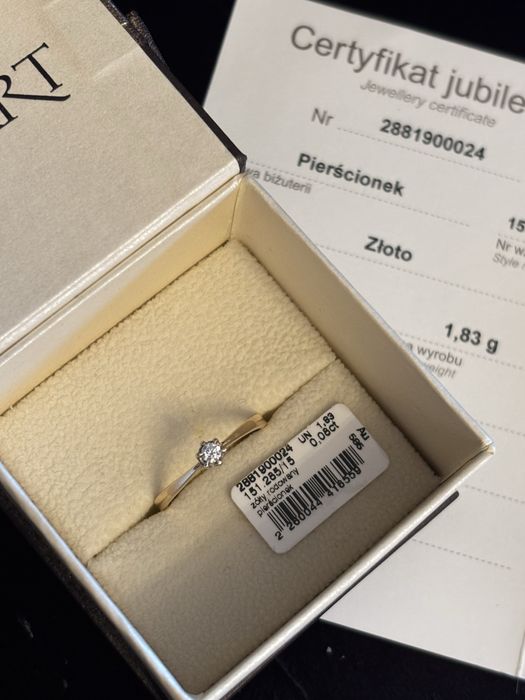 Pierscionek zareczynowy z diamentem