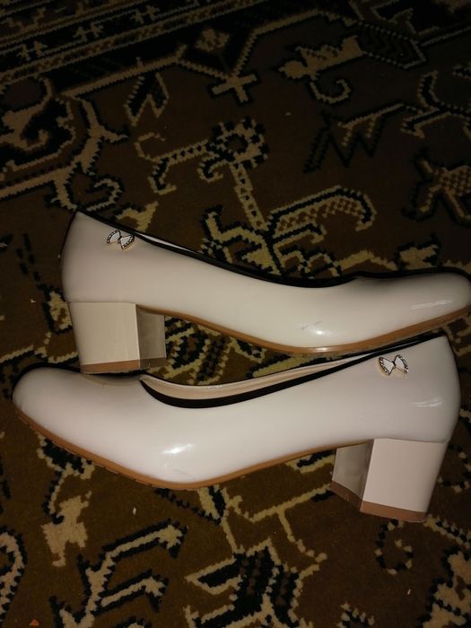 Продам женские туфли