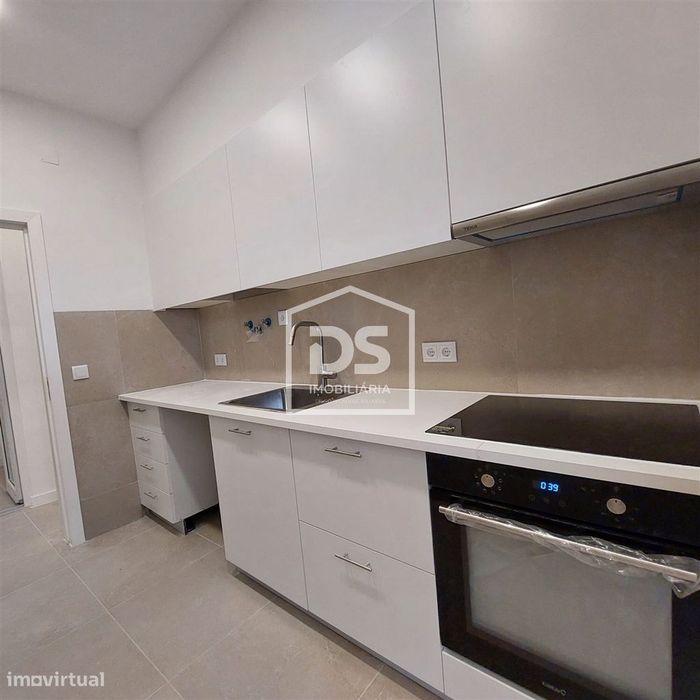 T3 Apartment for Sale in Moscavide and Portela, Loures