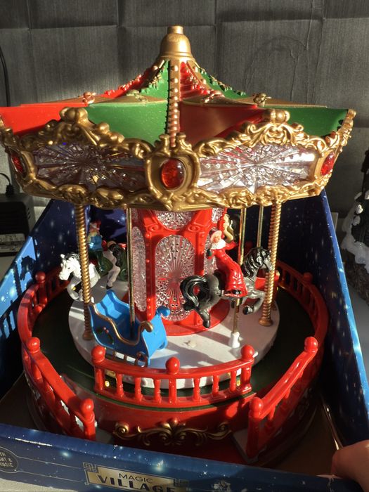 Новорічна інсталяці карусель