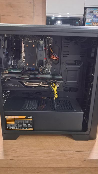 Komputer z monitorem i podstawką do monitora