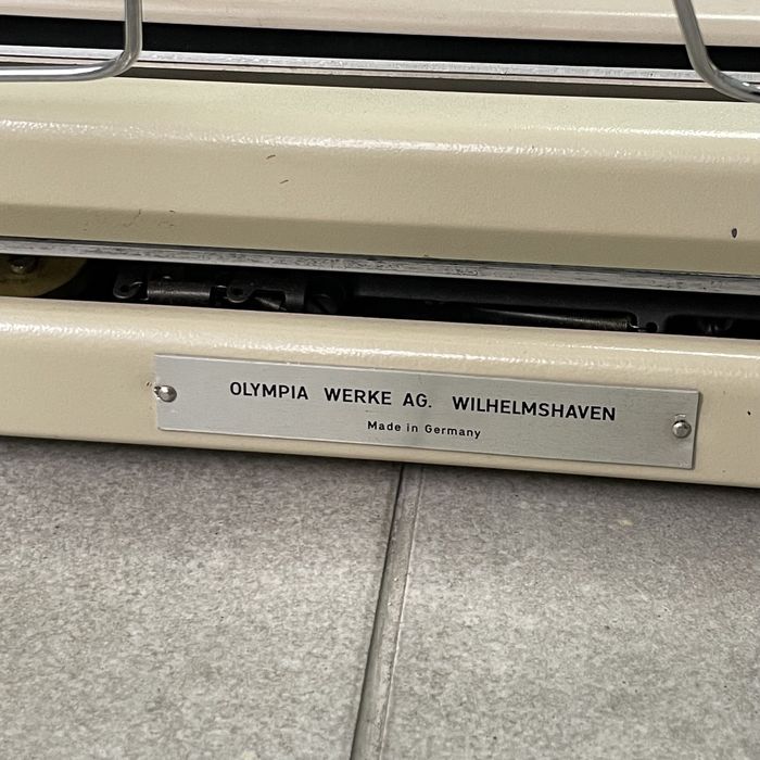Подарунок преміум-класу друкарська машинка Olympia Splendid 33 Germany