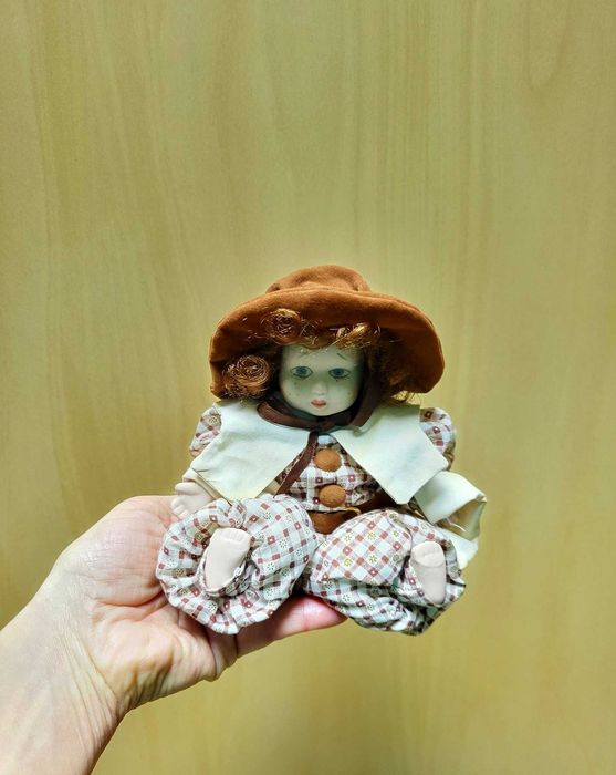 Boneca em porcelana média