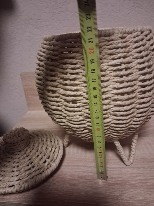 Nowy koszyk wiklinowy na stelażu