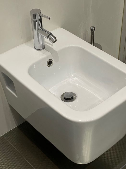 Bidé suspenso inclui misturadora cromada