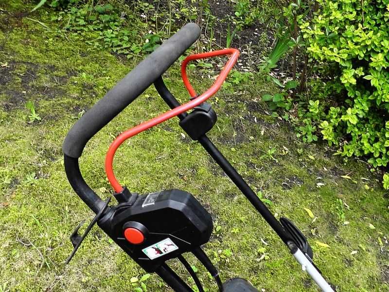 Kosiarka elektryczna Makita ELM3320 z koszem 1200 Watt